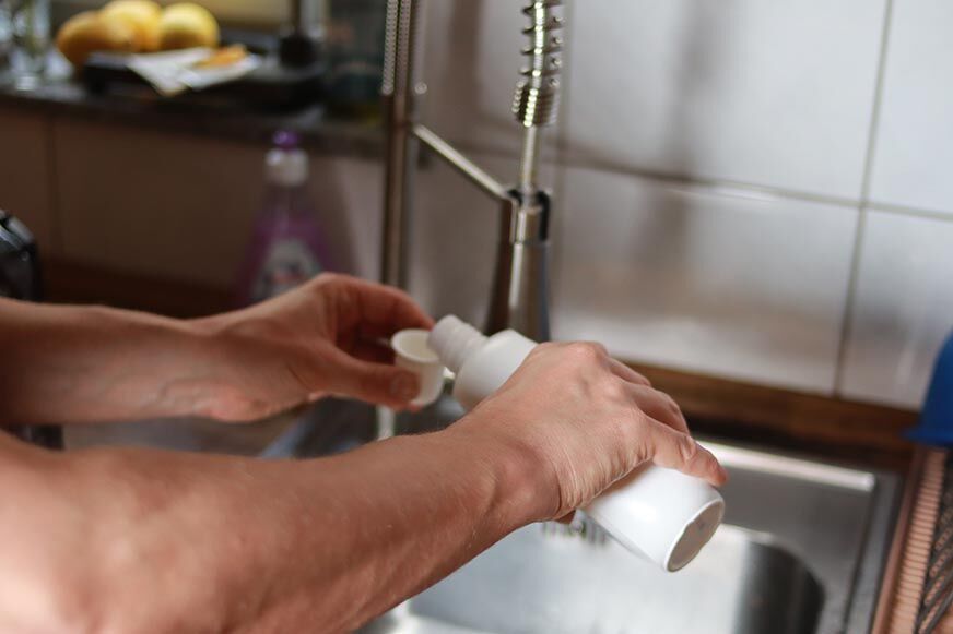 Reinigungslösung einfüllen